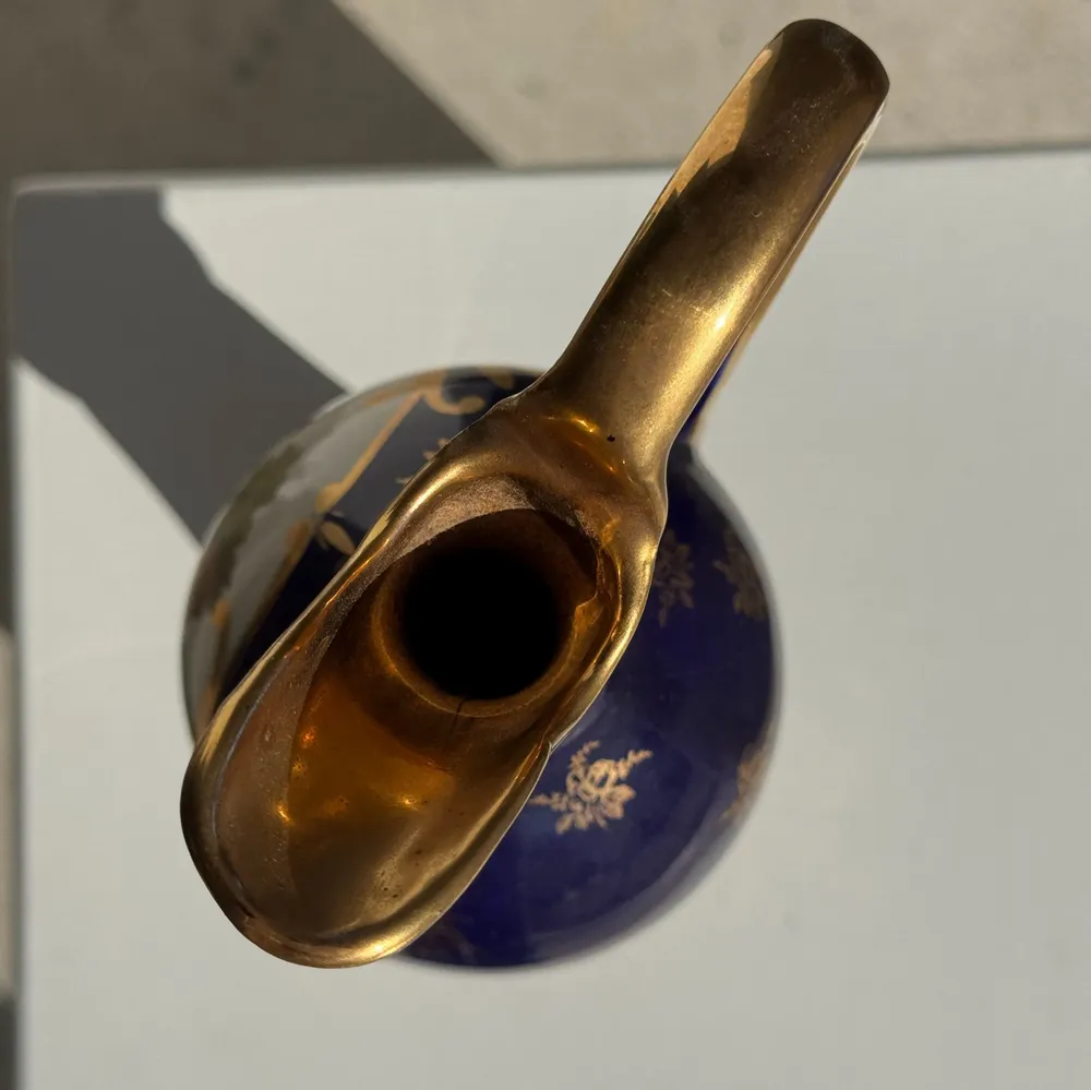Carafes - Aiguière en porcelaine de Limoges bleue et dorée motif H27 - OFFICE OBJETS
