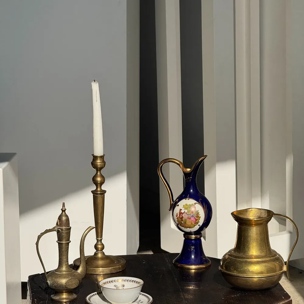 Carafes - Aiguière en porcelaine de Limoges bleue et dorée motif H27 - OFFICE OBJETS