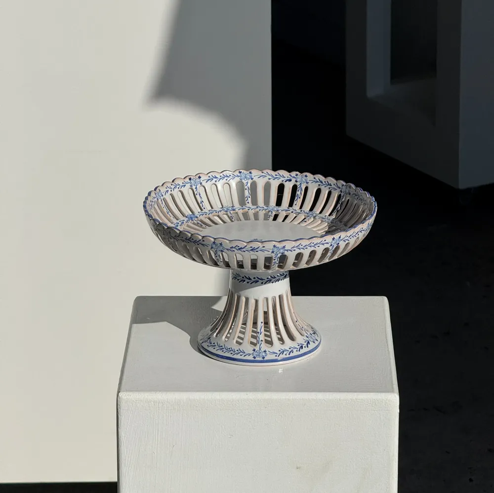 Plats et saladiers - Corbeille à fruits à décors bleus en faïence blanche H14 - OFFICE OBJETS