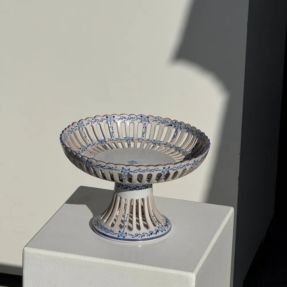 Plats et saladiers - Corbeille à fruits à décors bleus en faïence blanche H14 - OFFICE OBJETS
