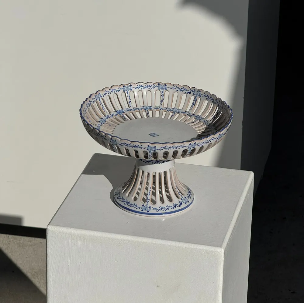 Plats et saladiers - Corbeille à fruits à décors bleus en faïence blanche H14 - OFFICE OBJETS