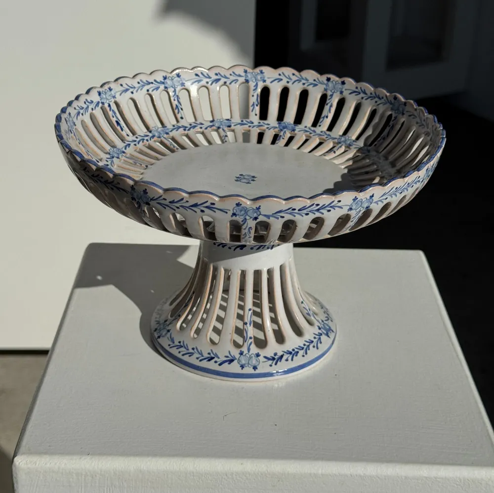 Plats et saladiers - Corbeille à fruits à décors bleus en faïence blanche H14 - OFFICE OBJETS