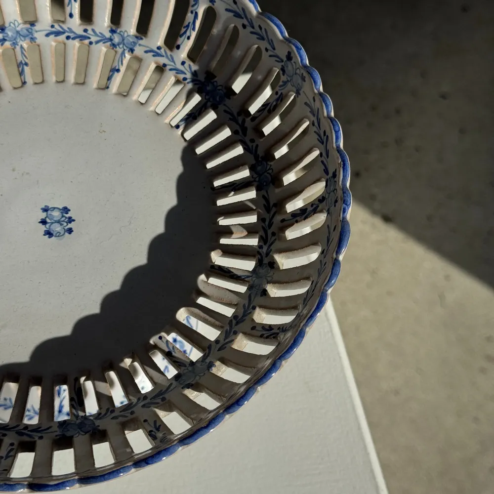 Plats et saladiers - Corbeille à fruits à décors bleus en faïence blanche H14 - OFFICE OBJETS