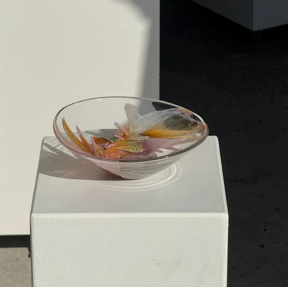 Plats et saladiers - Coupe en verre soufflé rose contemporaine Carlos Vieira D21 - OFFICE OBJETS