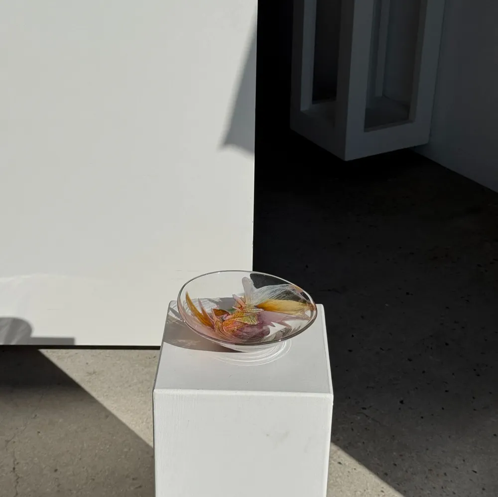 Plats et saladiers - Coupe en verre soufflé rose contemporaine Carlos Vieira D21 - OFFICE OBJETS