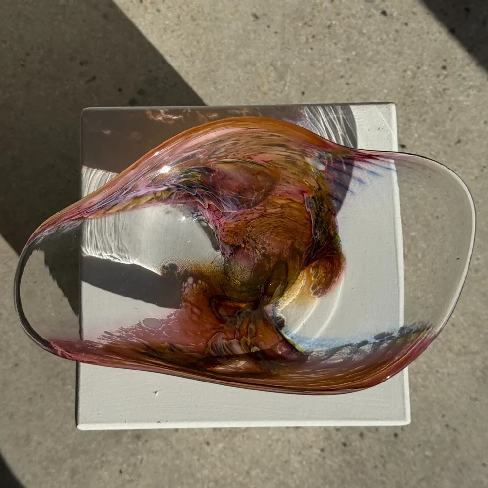 Plats et saladiers - Longue coupe en verre soufflé rose contemporaine Carlos Vieira L32 - OFFICE OBJETS
