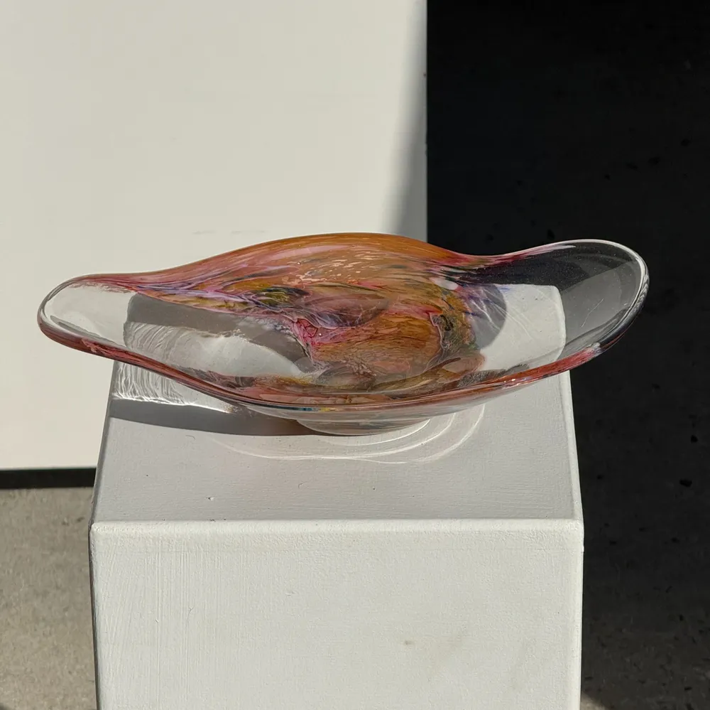 Plats et saladiers - Longue coupe en verre soufflé rose contemporaine Carlos Vieira L32 - OFFICE OBJETS