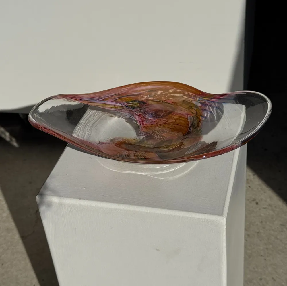 Plats et saladiers - Longue coupe en verre soufflé rose contemporaine Carlos Vieira L32 - OFFICE OBJETS