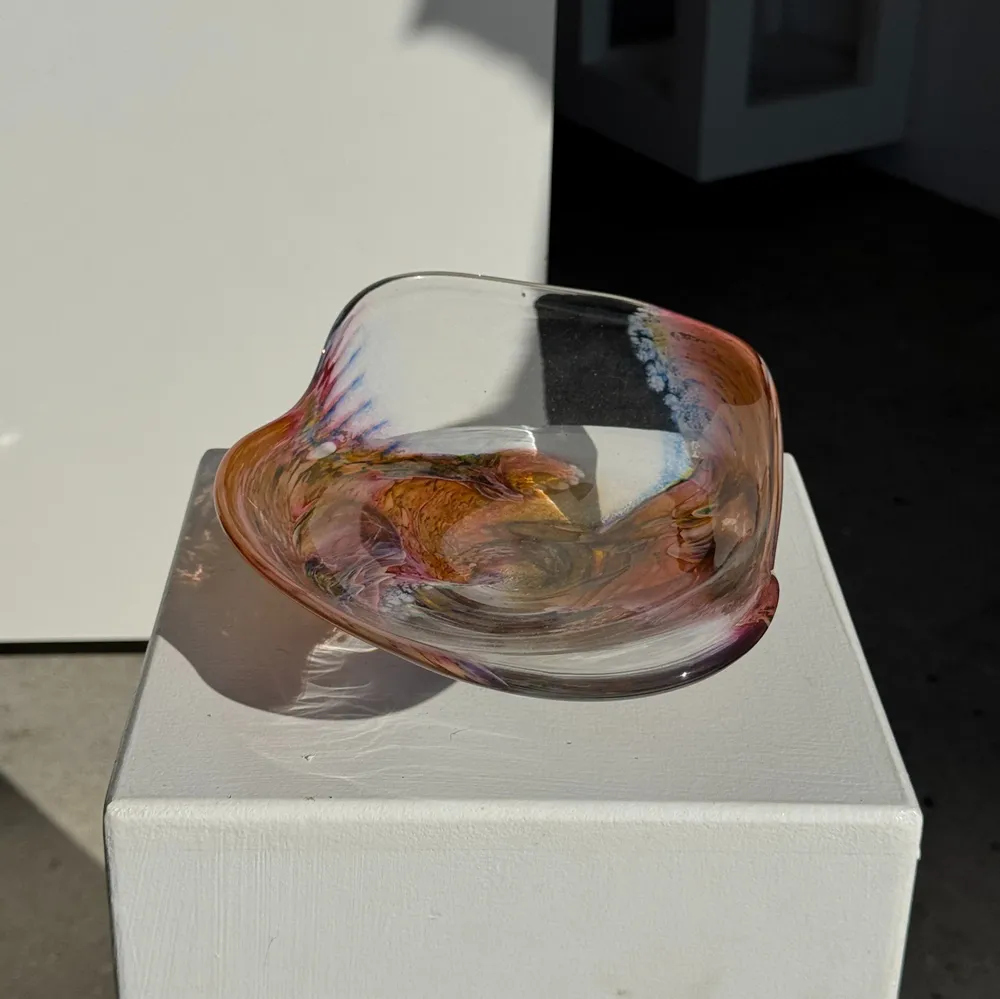 Plats et saladiers - Longue coupe en verre soufflé rose contemporaine Carlos Vieira L32 - OFFICE OBJETS