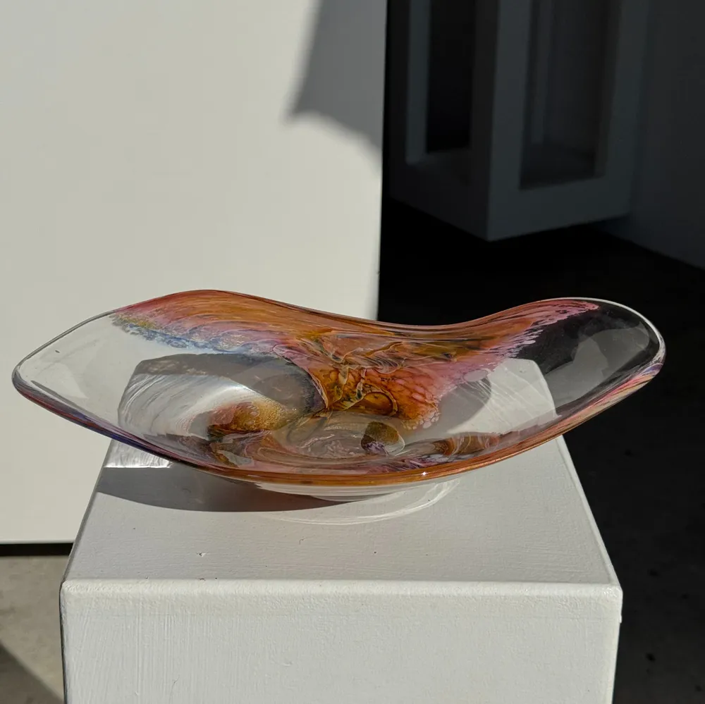 Plats et saladiers - Longue coupe en verre soufflé rose contemporaine Carlos Vieira L32 - OFFICE OBJETS