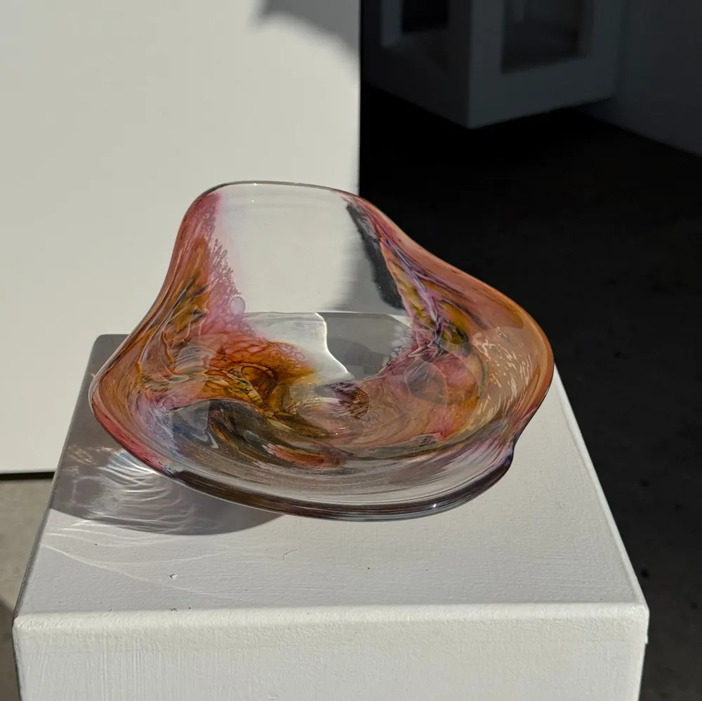 Plats et saladiers - Longue coupe en verre soufflé rose contemporaine Carlos Vieira L32 - OFFICE OBJETS