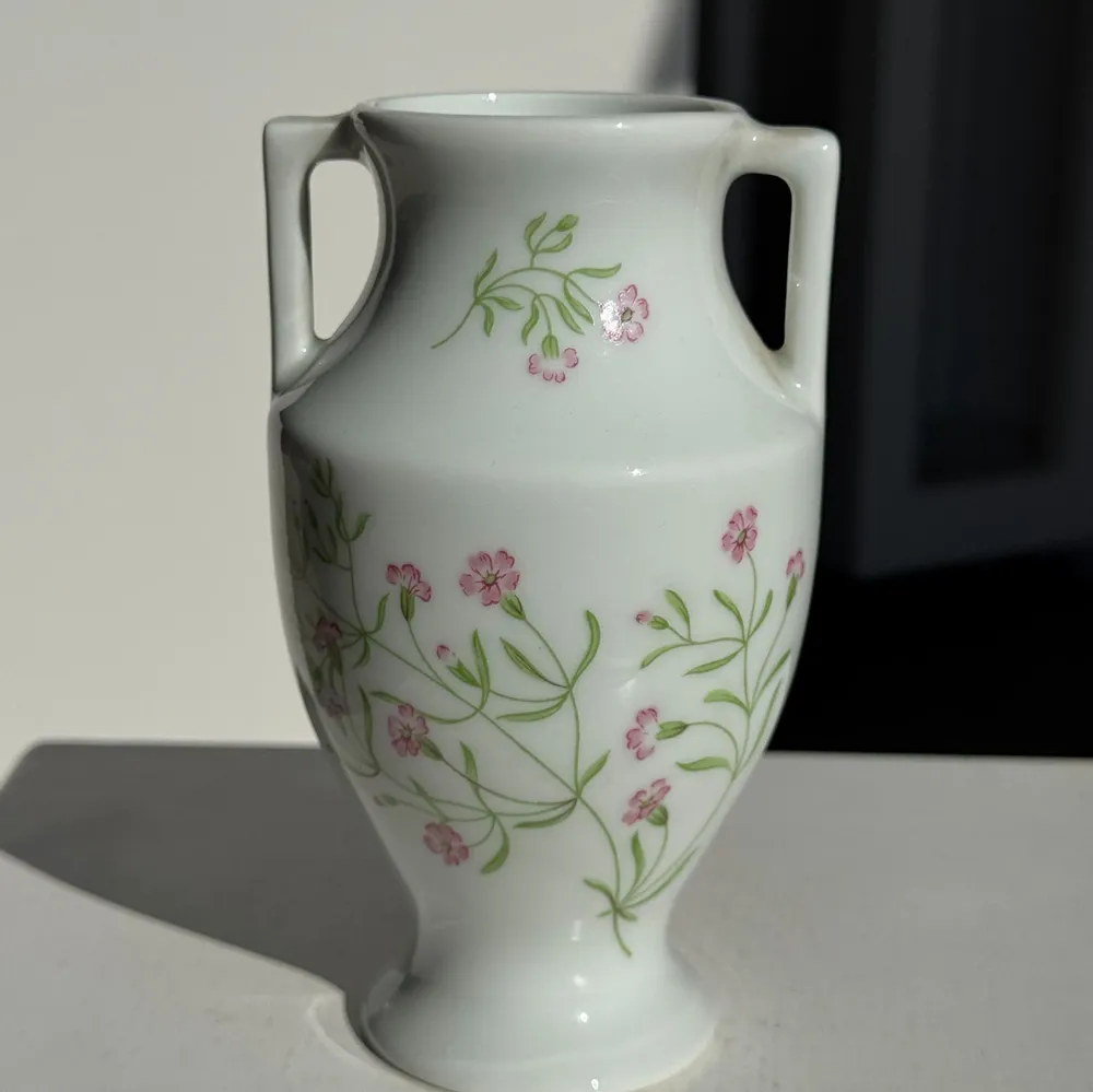 Vases - Petite amphore en porcelaine du Lys Royal de Limoges tirage limité - OFFICE OBJETS