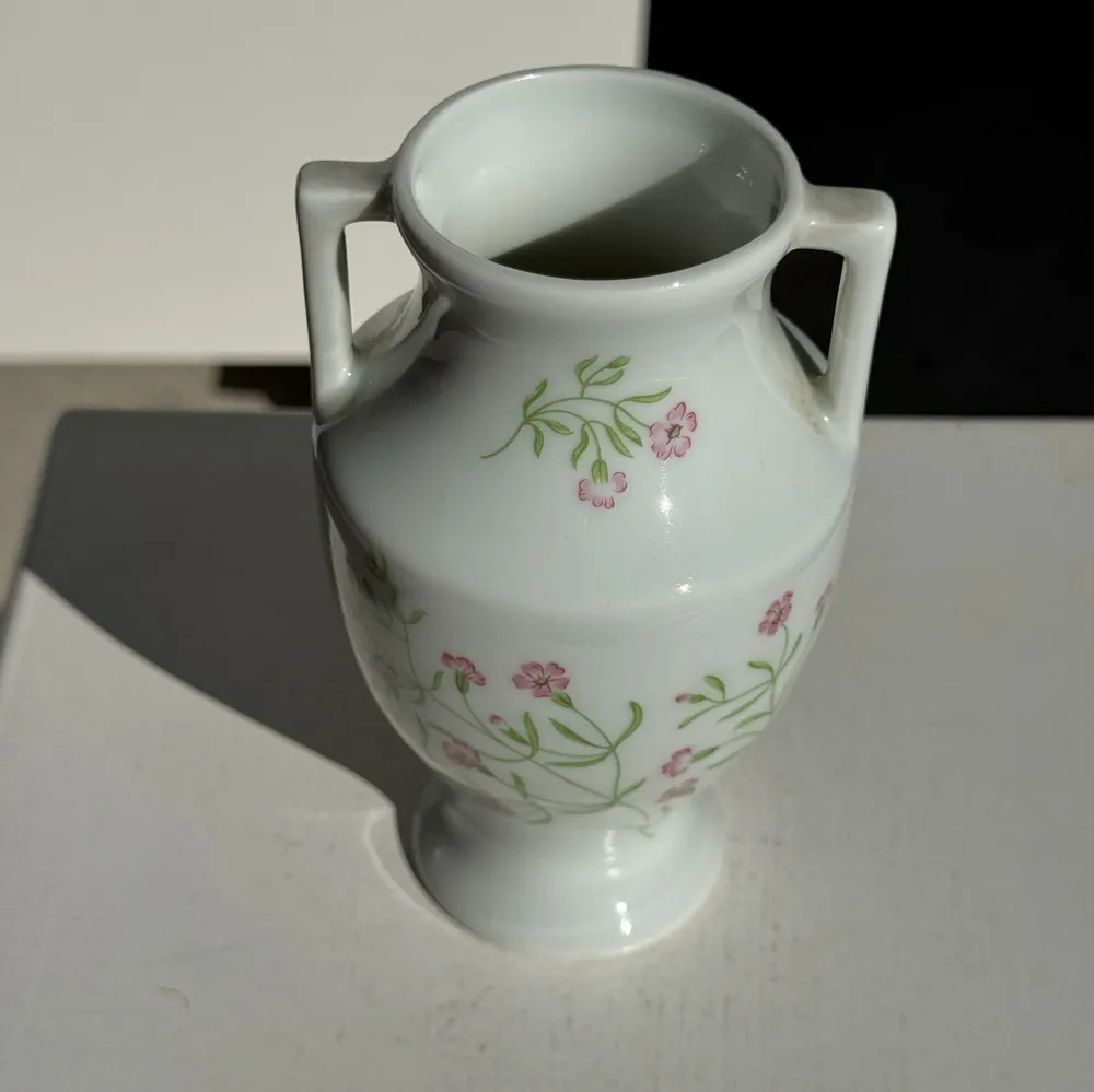 Vases - Petite amphore en porcelaine du Lys Royal de Limoges tirage limité - OFFICE OBJETS