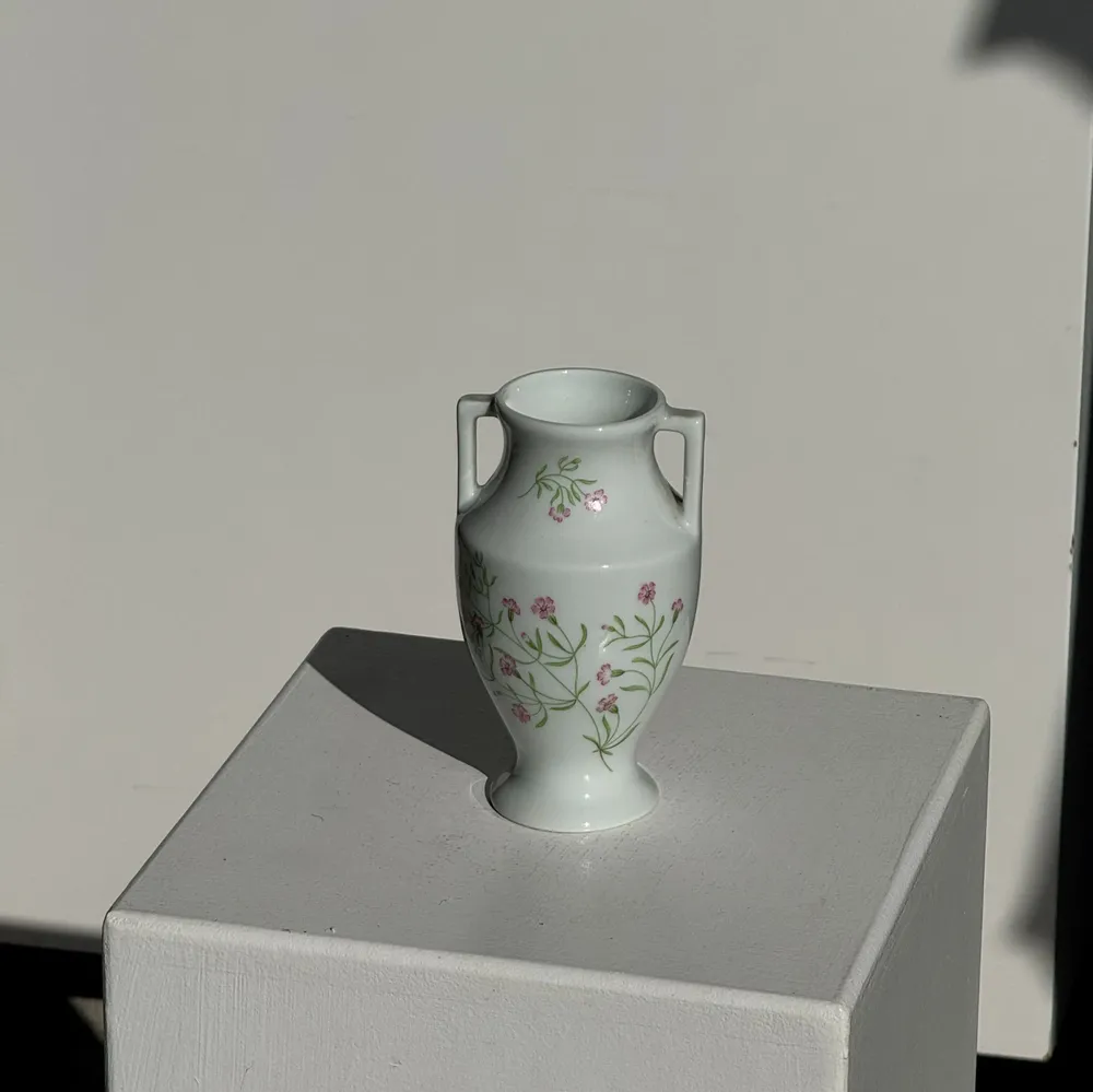 Vases - Petite amphore en porcelaine du Lys Royal de Limoges tirage limité - OFFICE OBJETS