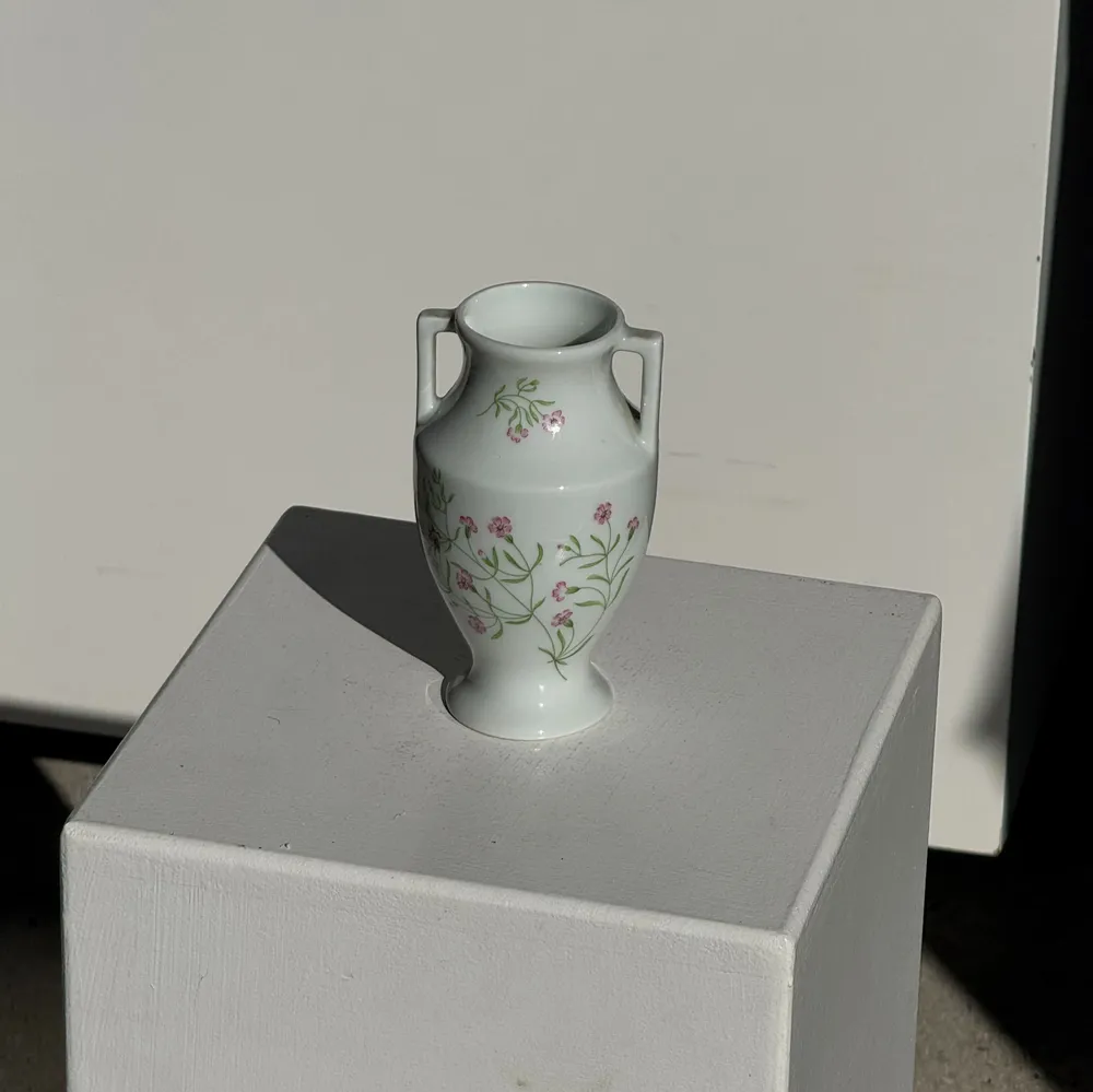 Vases - Petite amphore en porcelaine du Lys Royal de Limoges tirage limité - OFFICE OBJETS