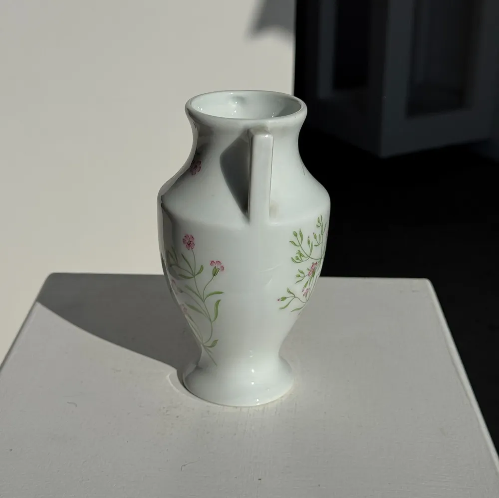 Vases - Petite amphore en porcelaine du Lys Royal de Limoges tirage limité - OFFICE OBJETS