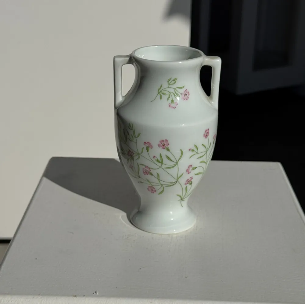 Vases - Petite amphore en porcelaine du Lys Royal de Limoges tirage limité - OFFICE OBJETS