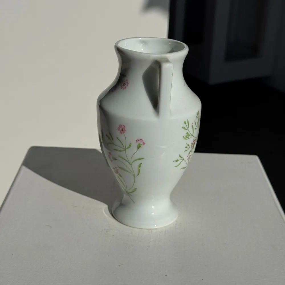 Vases - Petite amphore en porcelaine du Lys Royal de Limoges tirage limité - OFFICE OBJETS