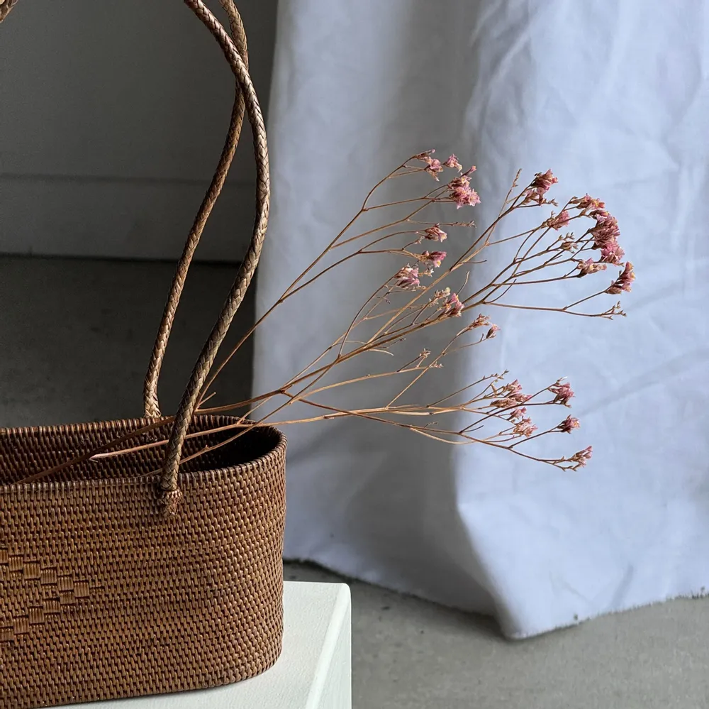 Objets de décoration - Petit panier ovale à longues anses traditionnel indonésien L28xH10 - OFFICE OBJETS