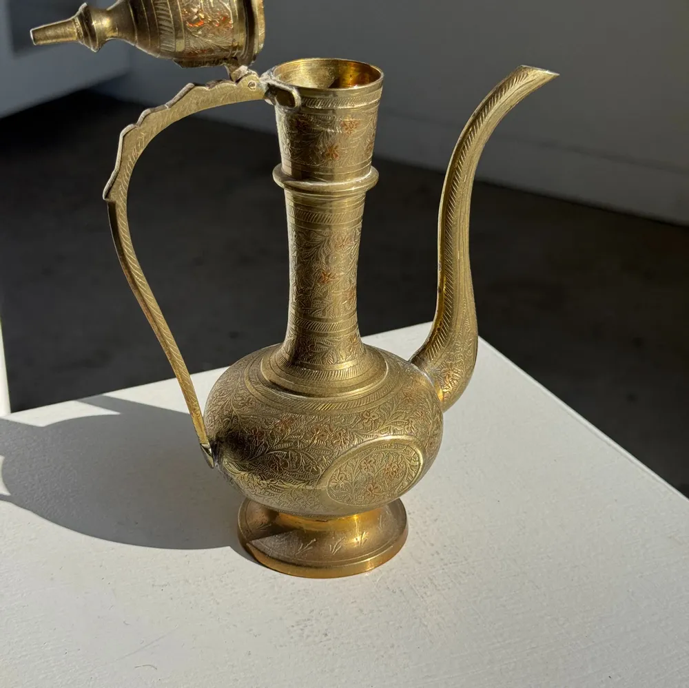 Tea and coffee accessories - Oriental engraved gilded brass jug H22 - OFFICE OBJETS