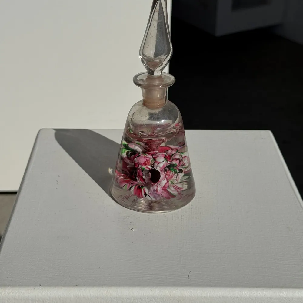 Objets de décoration - Flacon conique en verre incrusté de fleurs H17 - OFFICE OBJETS