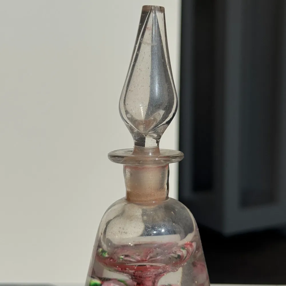 Objets de décoration - Flacon conique en verre incrusté de fleurs H17 - OFFICE OBJETS
