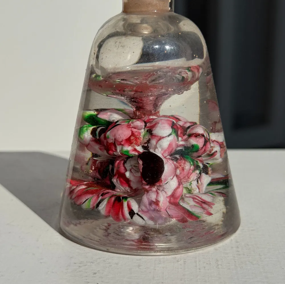 Objets de décoration - Flacon conique en verre incrusté de fleurs H17 - OFFICE OBJETS