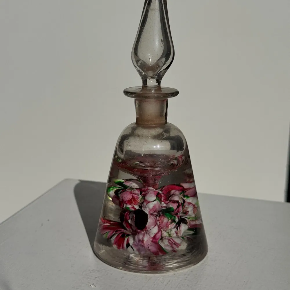 Objets de décoration - Flacon conique en verre incrusté de fleurs H17 - OFFICE OBJETS