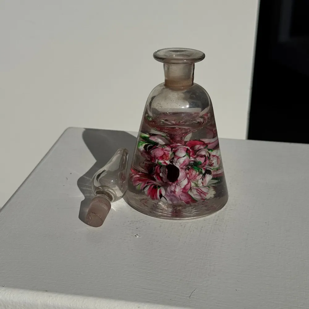 Objets de décoration - Flacon conique en verre incrusté de fleurs H17 - OFFICE OBJETS