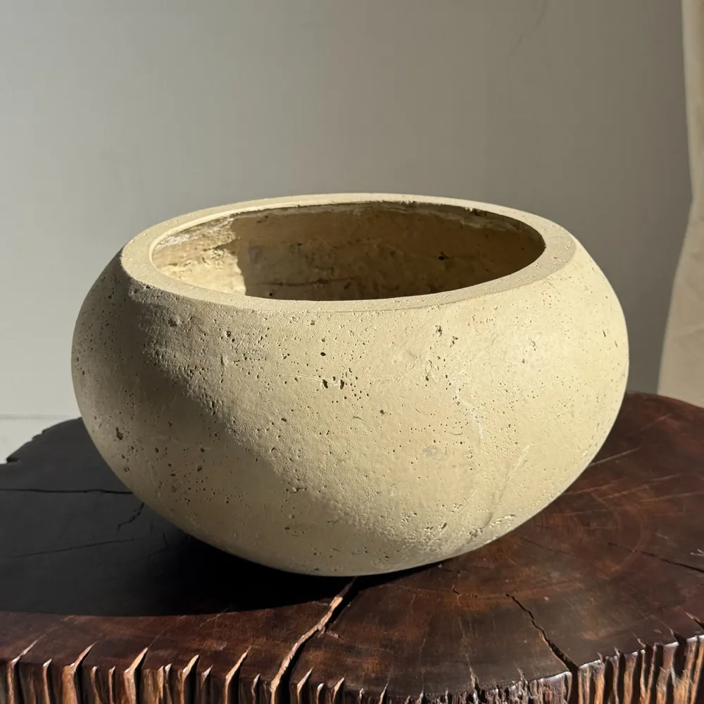 Vases - Très grand pot de fleur en ciment gris brut ovale aplati D30 H17 - OFFICE OBJETS
