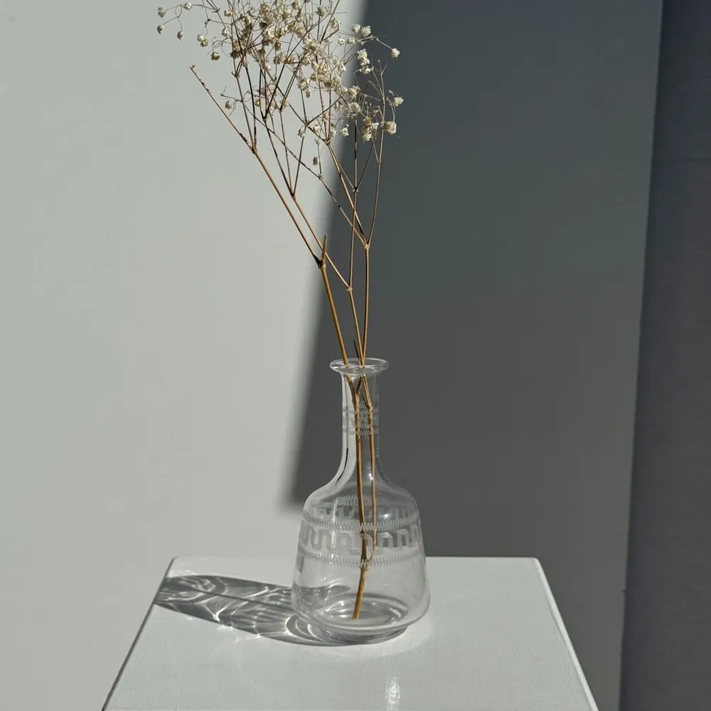 Vases - Petit vase flacon en verre gravé motifs géométriques vintage H16,5 - OFFICE OBJETS