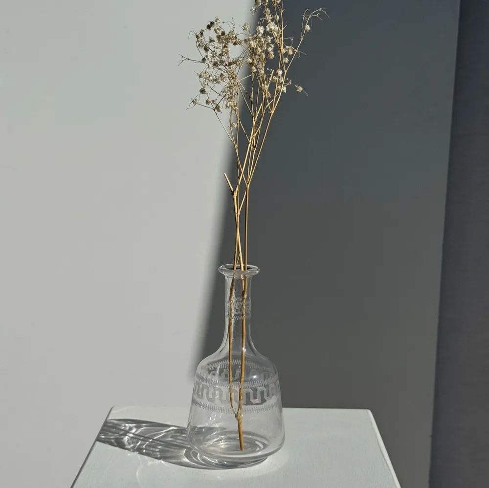 Vases - Petit vase flacon en verre gravé motifs géométriques vintage H16,5 - OFFICE OBJETS