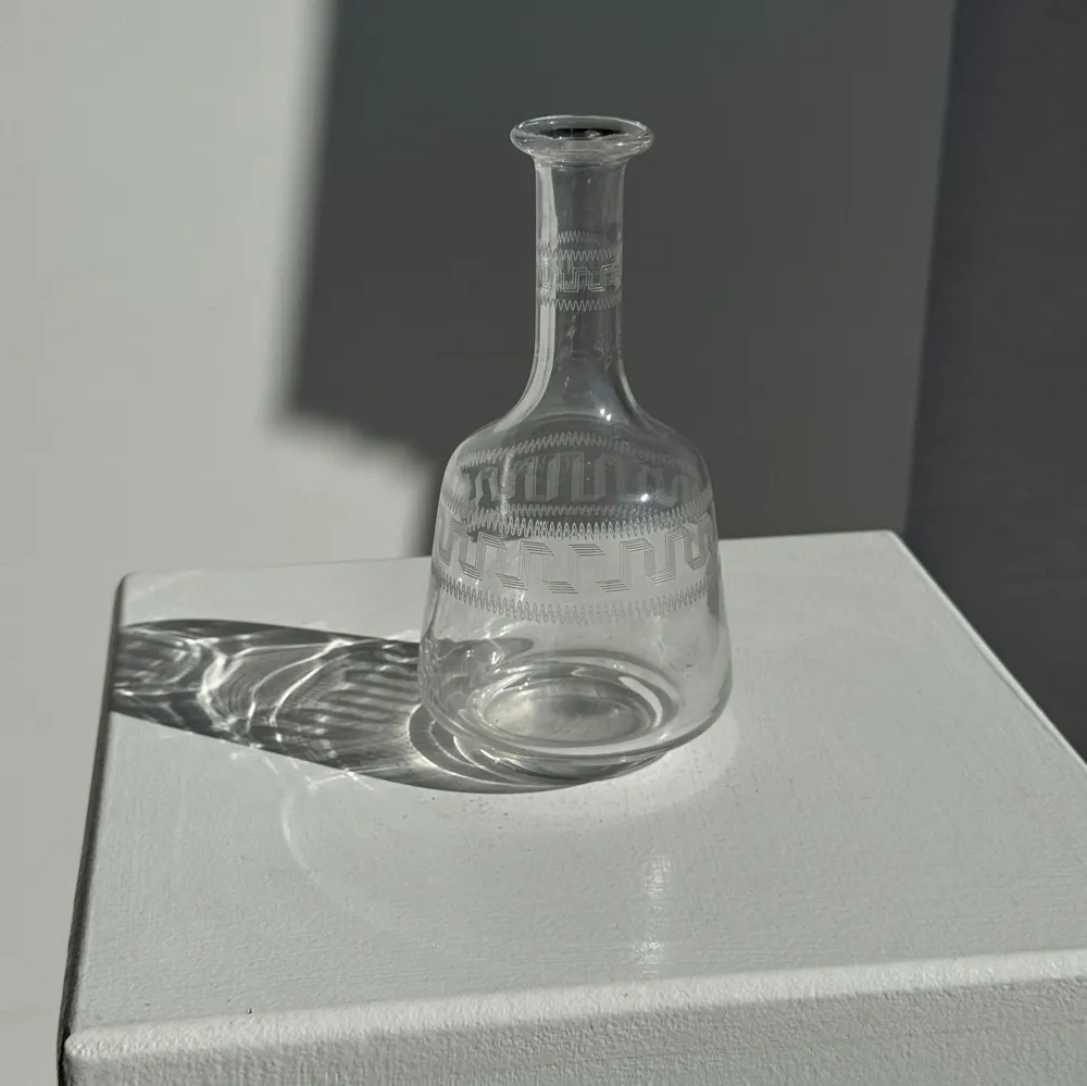 Vases - Petit vase flacon en verre gravé motifs géométriques vintage H16,5 - OFFICE OBJETS