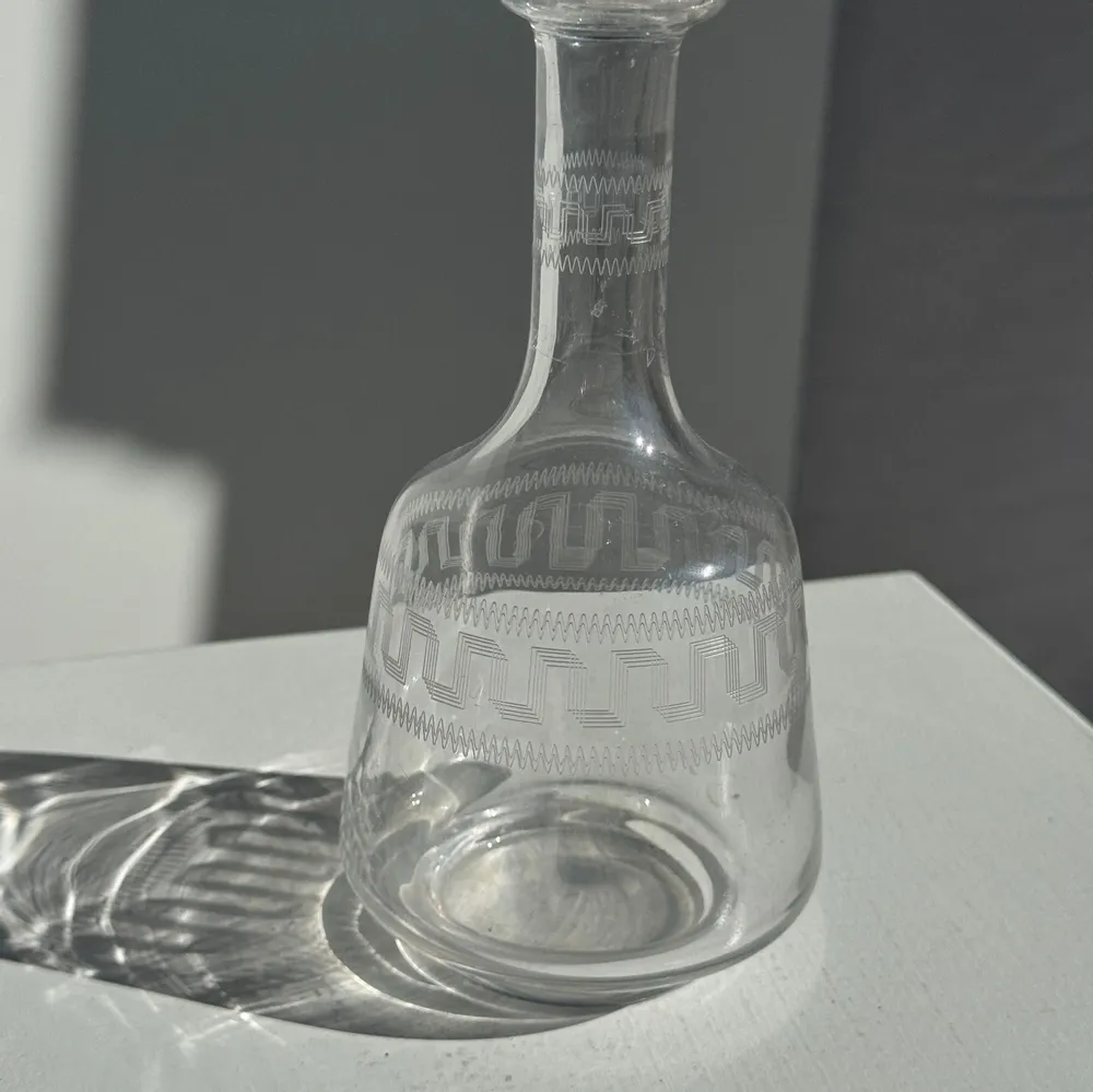 Vases - Petit vase flacon en verre gravé motifs géométriques vintage H16,5 - OFFICE OBJETS