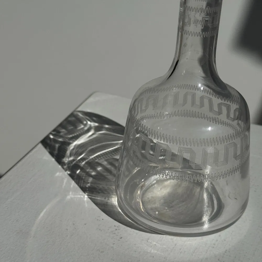 Vases - Petit vase flacon en verre gravé motifs géométriques vintage H16,5 - OFFICE OBJETS