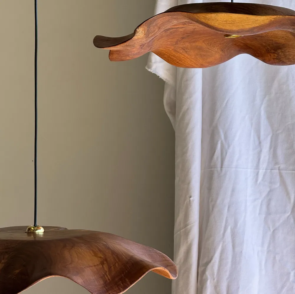 Hanging lights - Very large wavy flat leaf suspension in teak smooth flower D: 60 - OFFICE OBJETS