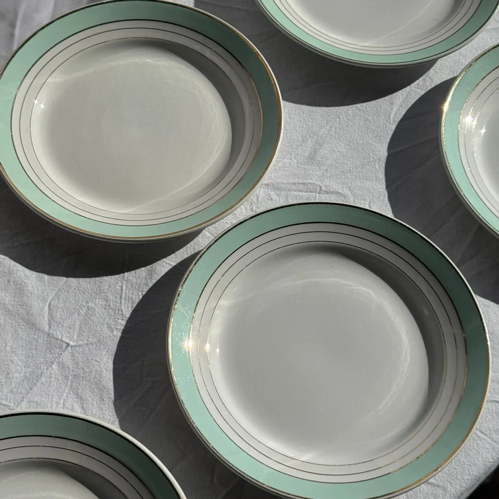 Assiettes au quotidien - Lot de 7 assiettes plates anciennes en faïence turquoise et liseré - OFFICE OBJETS