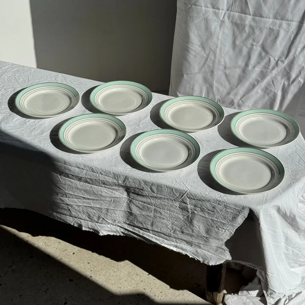 Assiettes au quotidien - Lot de 7 assiettes plates anciennes en faïence turquoise et liseré - OFFICE OBJETS