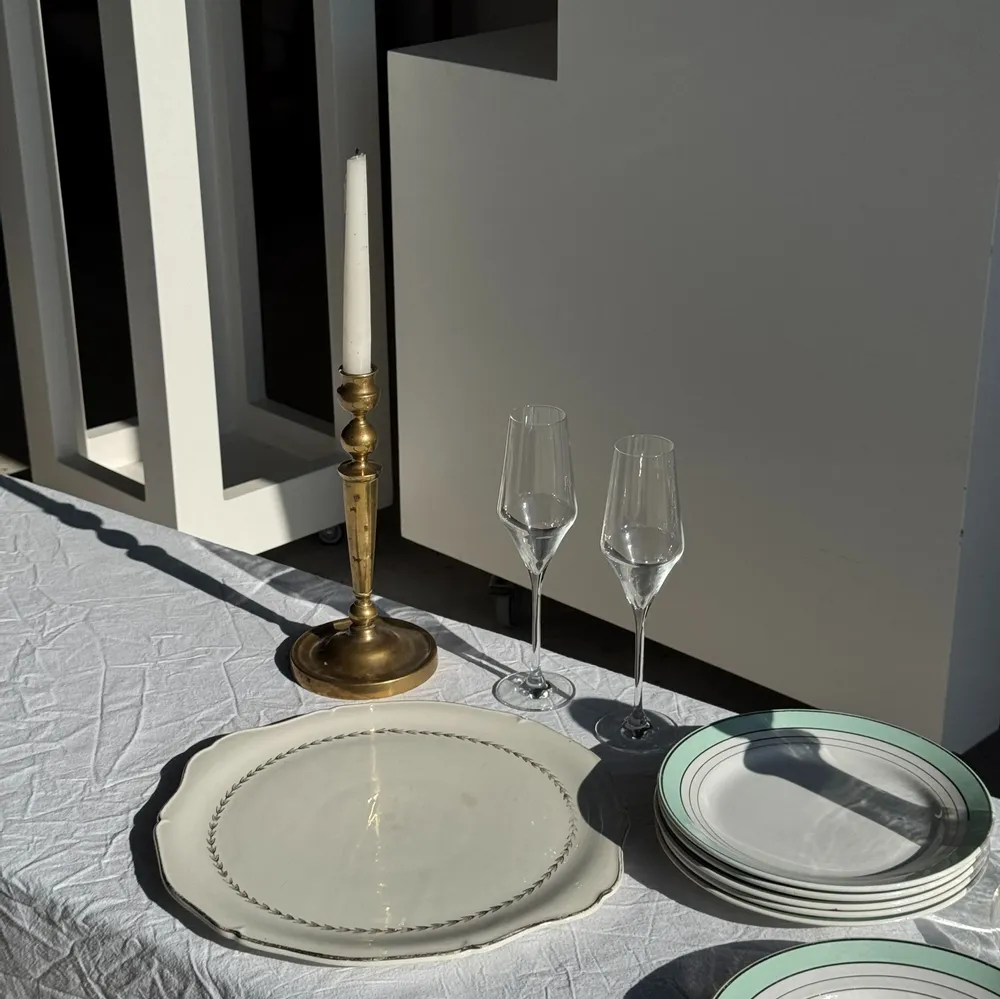 Assiettes au quotidien - Lot de 7 assiettes plates anciennes en faïence turquoise et liseré - OFFICE OBJETS