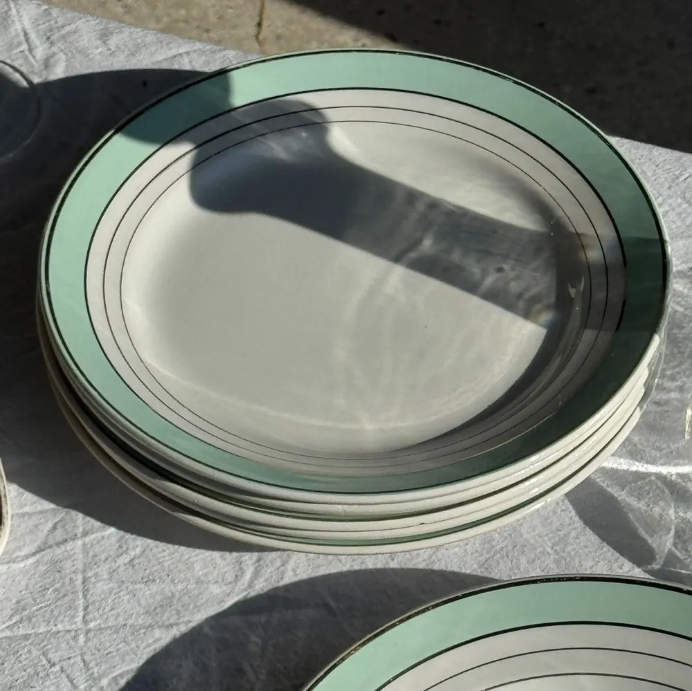 Assiettes au quotidien - Lot de 7 assiettes plates anciennes en faïence turquoise et liseré - OFFICE OBJETS