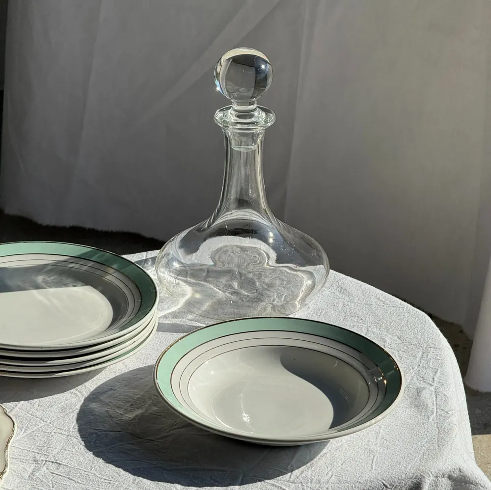 Assiettes au quotidien - Lot de 7 assiettes plates anciennes en faïence turquoise et liseré - OFFICE OBJETS