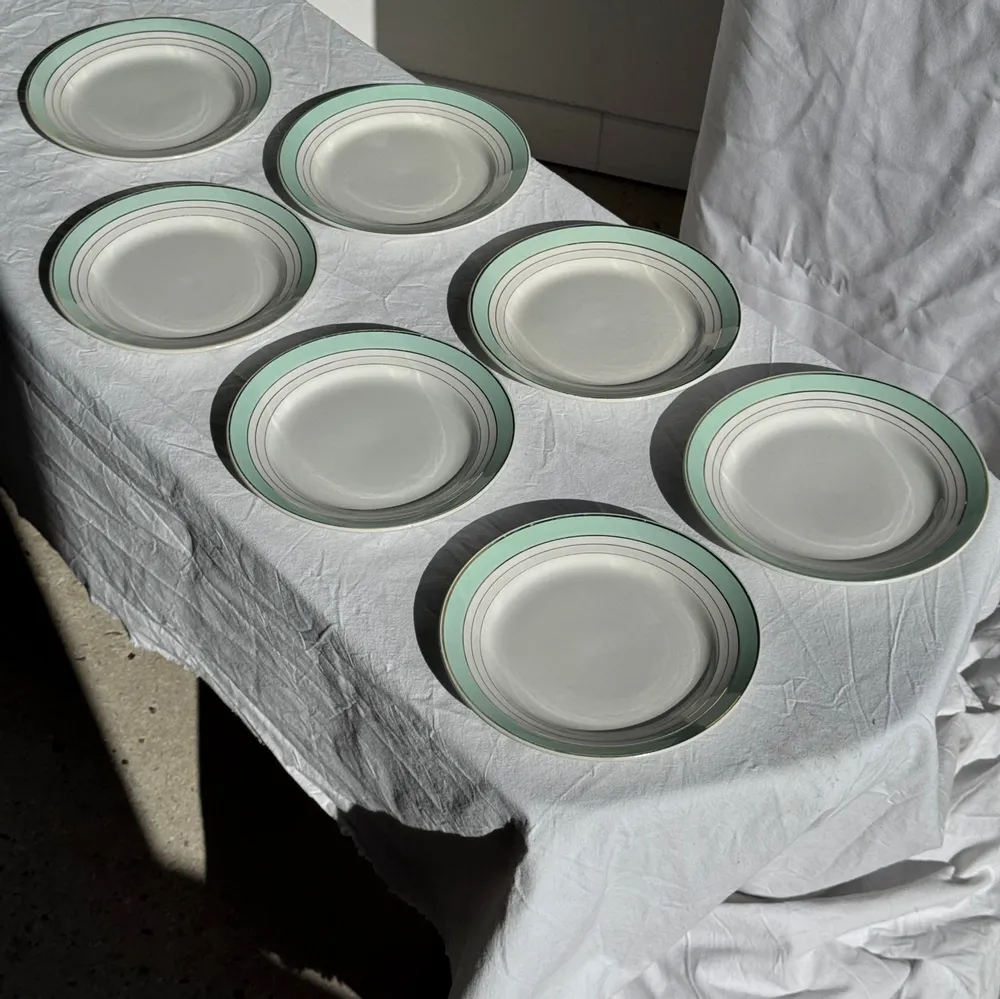 Assiettes au quotidien - Lot de 7 assiettes plates anciennes en faïence turquoise et liseré - OFFICE OBJETS