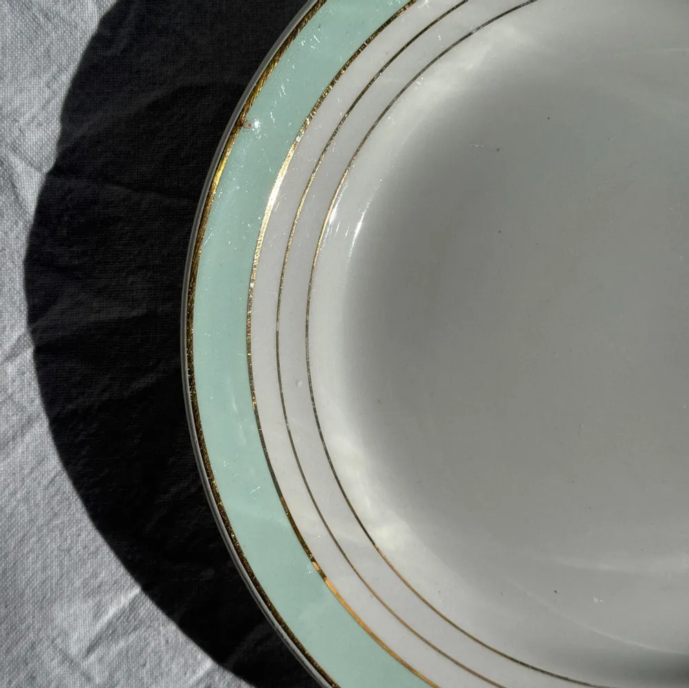 Assiettes au quotidien - Lot de 7 assiettes plates anciennes en faïence turquoise et liseré - OFFICE OBJETS