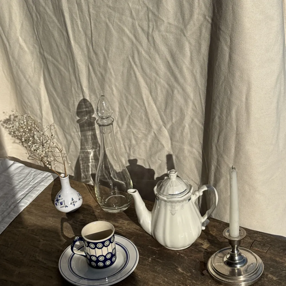 Vases - Petit vase soliflore vintage blanc à motifs géométriques bleus H12 - OFFICE OBJETS