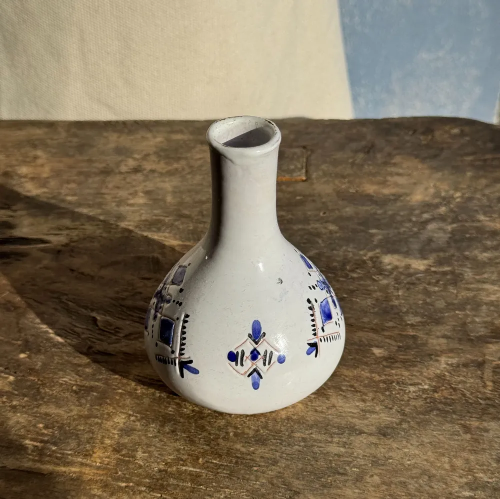 Vases - Petit vase soliflore vintage blanc à motifs géométriques bleus H12 - OFFICE OBJETS