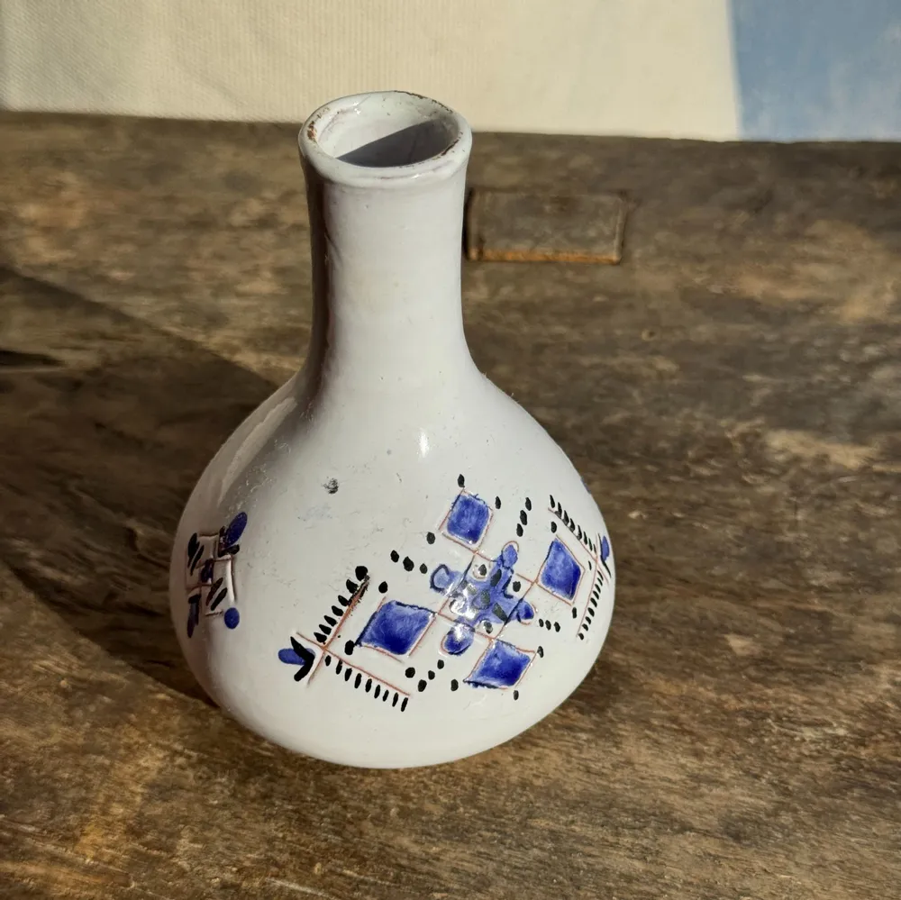 Vases - Petit vase soliflore vintage blanc à motifs géométriques bleus H12 - OFFICE OBJETS