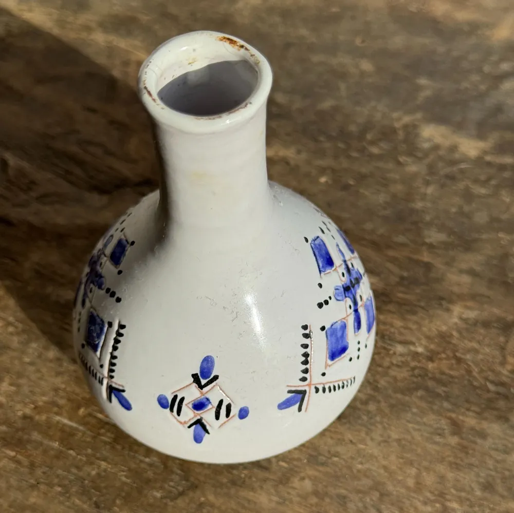 Vases - Petit vase soliflore vintage blanc à motifs géométriques bleus H12 - OFFICE OBJETS