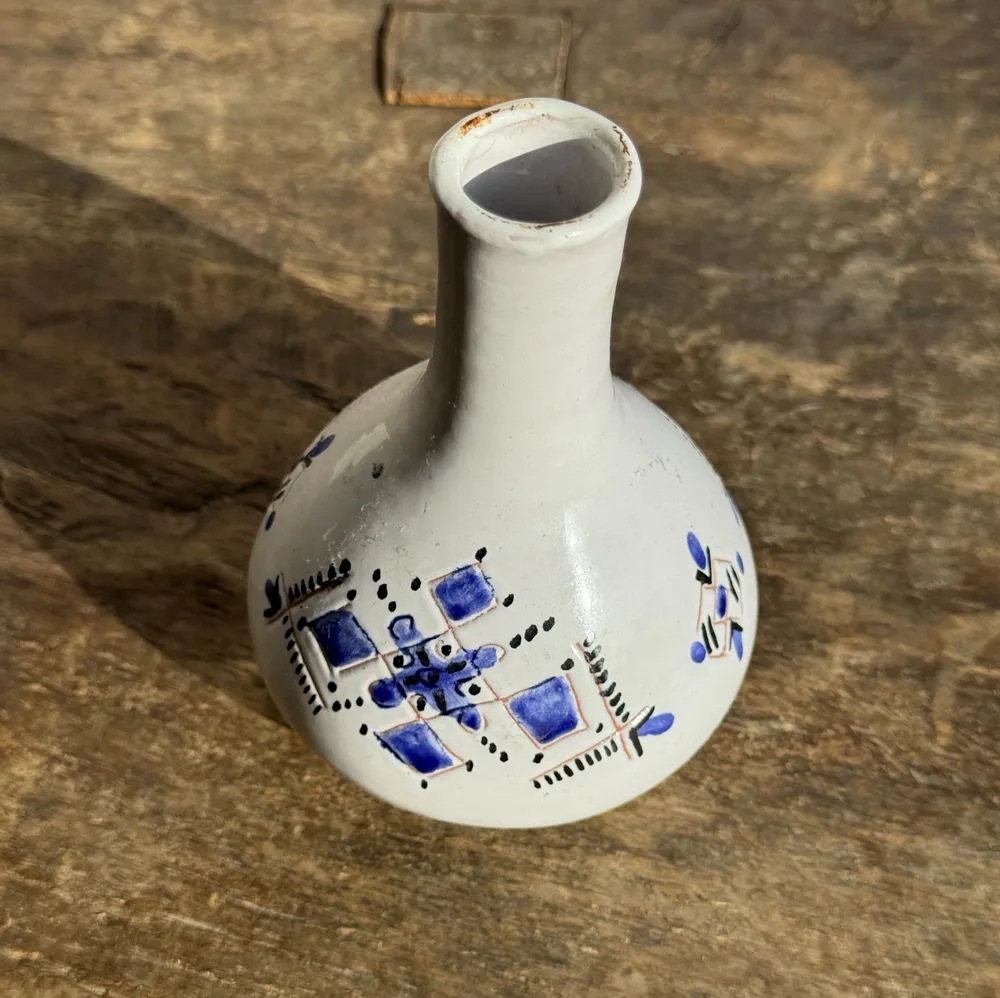 Vases - Petit vase soliflore vintage blanc à motifs géométriques bleus H12 - OFFICE OBJETS