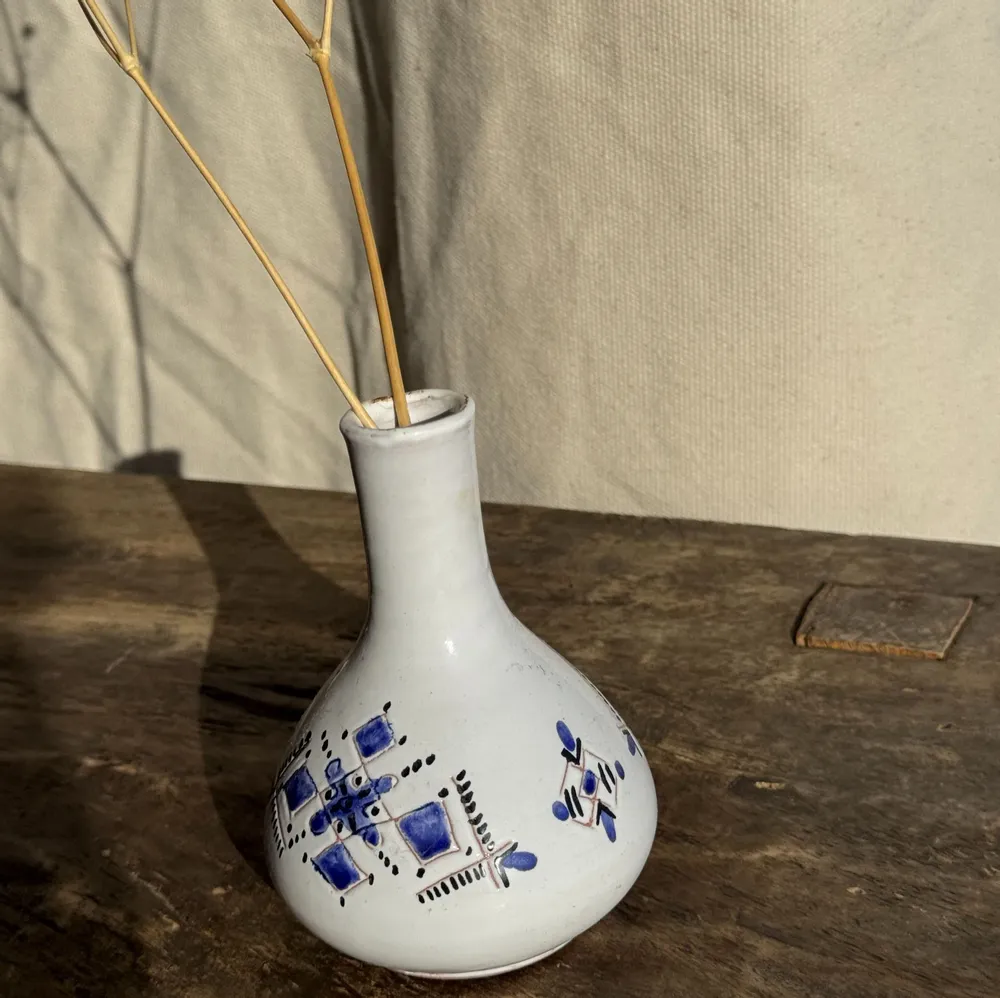 Vases - Petit vase soliflore vintage blanc à motifs géométriques bleus H12 - OFFICE OBJETS