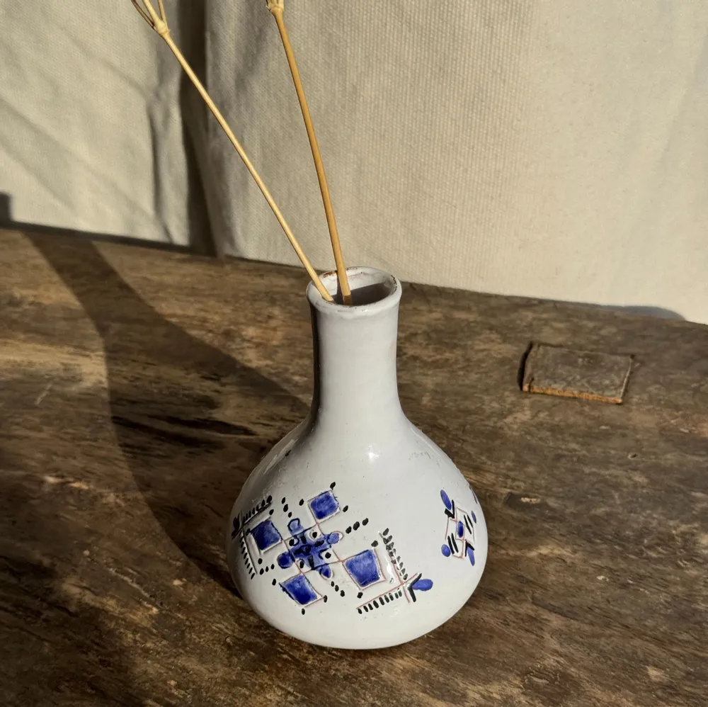 Vases - Petit vase soliflore vintage blanc à motifs géométriques bleus H12 - OFFICE OBJETS